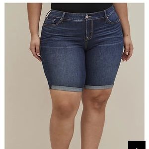 Torrid MID RISE BERMUDA - VINTAGE STRETCH ECO DARK WASH size 26